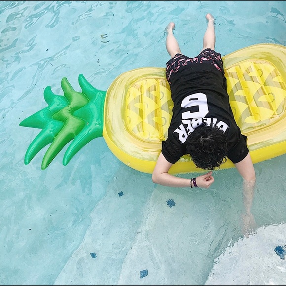 Pineapple inflatable float - Picture 3 of 4